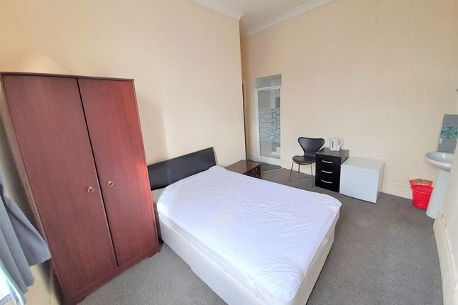Thumbnail Room to rent in Holmes Road, London