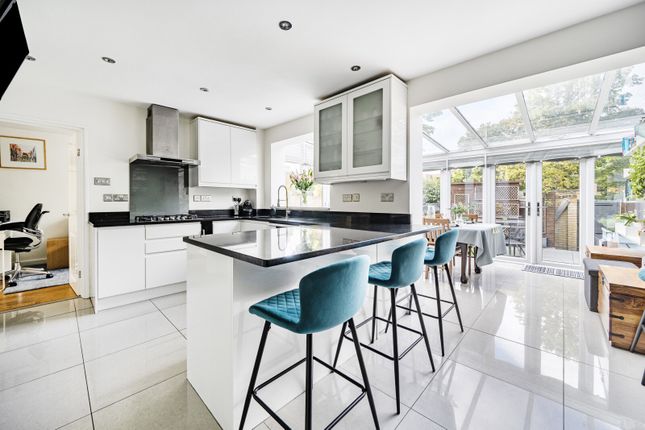 46, Holme Chase, Weybridge photo 2