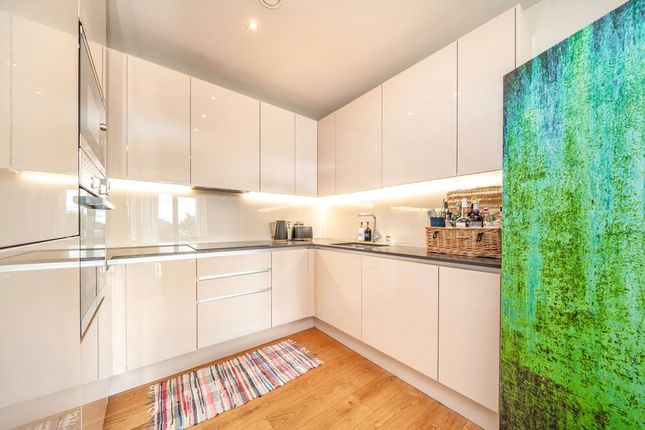 Flat 32 Isambard Court, Paddlers Avenue, Brentford photo 4