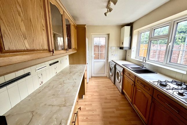 4, Gladeside Close, Chessington photo 3