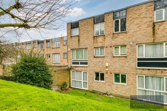 Flat to rent in Turnpike Link, Croydon