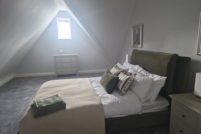 3, Johnson Close, Egham photo 4