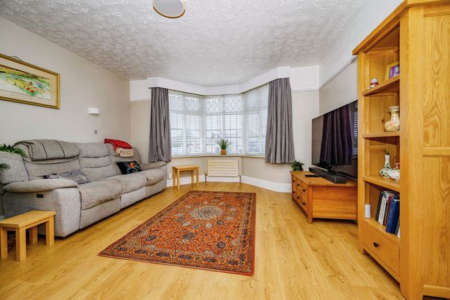 13, Wycombe Way, Luton photo 2