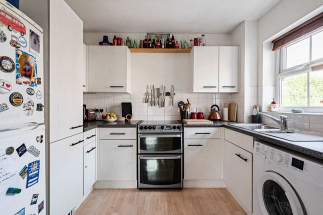 65, Franklin Court, Godalming photo 4