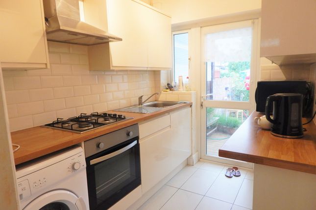 Room to rent in Colwood Gardens, Colliers Wood, London