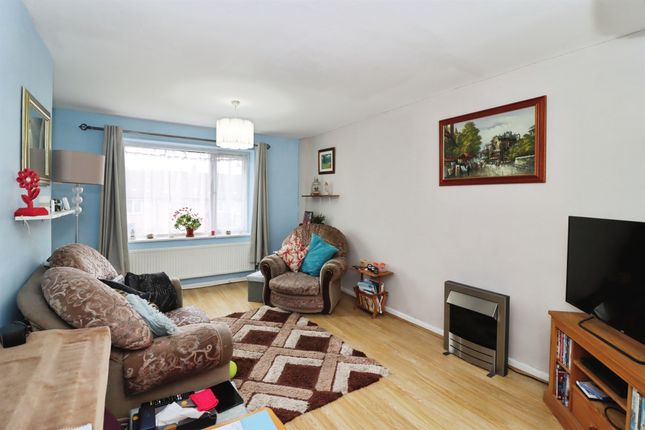79, Springfield Crescent, Chesterfield photo 2