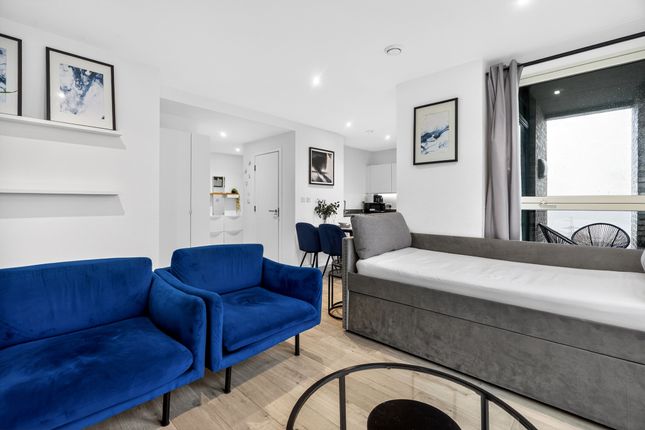 Flat 151/Falconbrook Gardens, 17 Silvertown Way, London photo 3