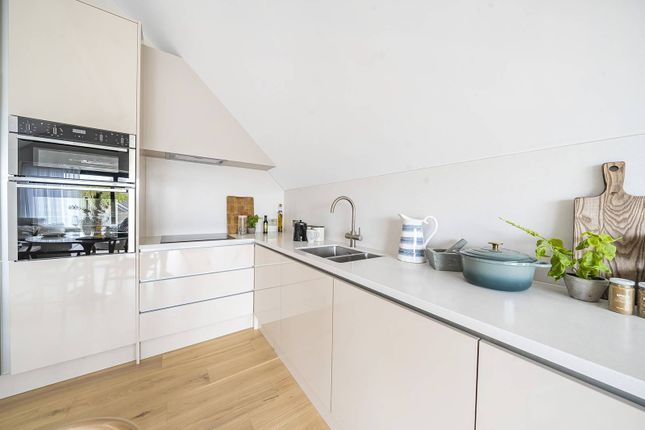 Mews house to rent in Kings Avenue, Clapham Park, London