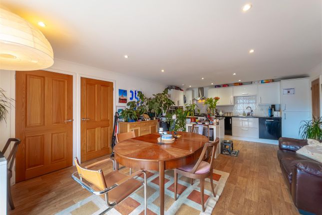10, Flora Gardens, Helston photo 2