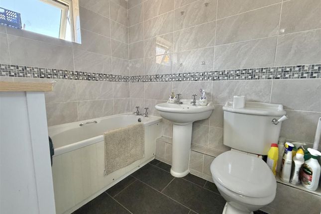 36, Hampstead Avenue, Clacton-On-Sea photo 3