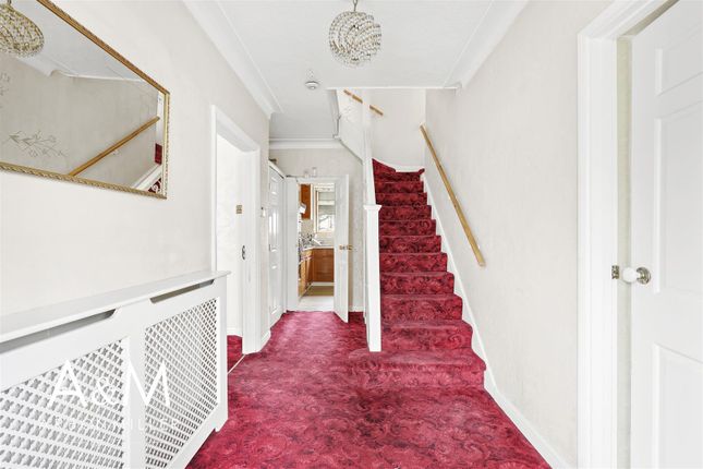 3, Roll Gardens, Gants Hill photo 3