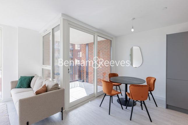 Thumbnail Triplex to rent in Shearwater Drive, Hampstead