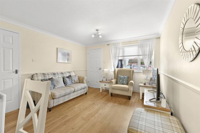 9, Hampden Close, Epping photo 2