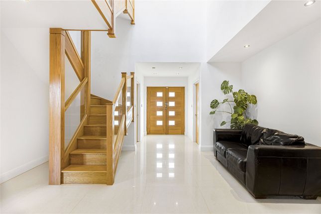 7, Westwood Close, Hertfordshire photo 2