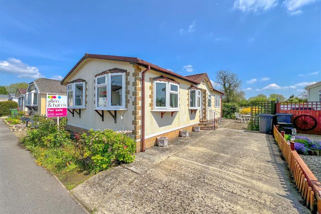 Thumbnail Mobile/park home for sale in Russett Avenue, St. Johns Priory, Lechlade