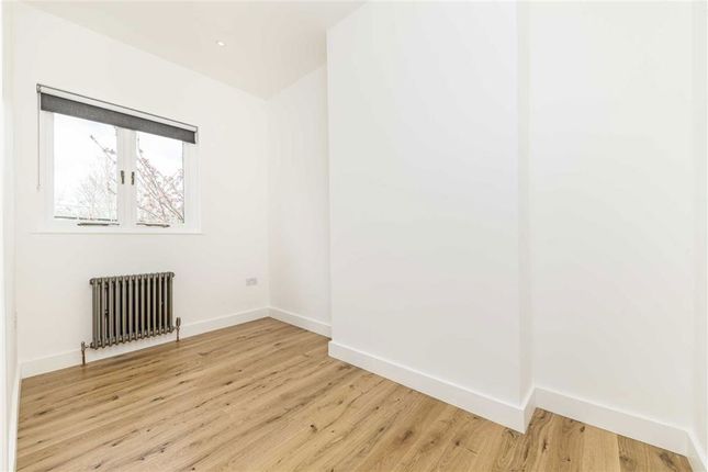 Top Floor Flat, 64, Avignon Road, London photo 4