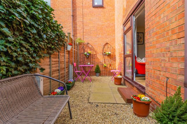 Flat 8, Falcon Court, Bull Street, Southam photo 3