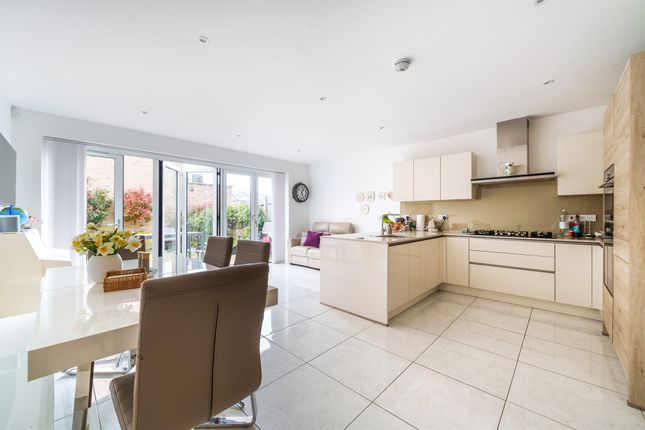 Town house for sale in Well Grove, London