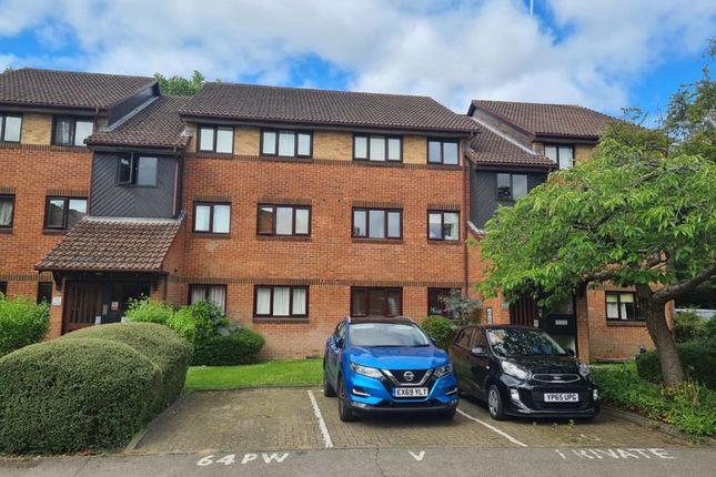 Flat to rent in Pavilion Way, Edgware, Middlesex