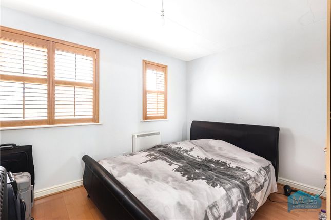 23, Lucas Gardens, East Finchley photo 3