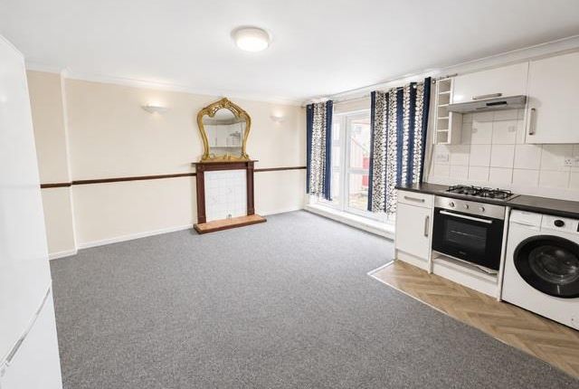 26, Dunmow Close, Feltham photo 3
