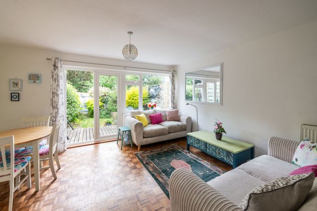 23 Saxon Way, Reigate photo 5