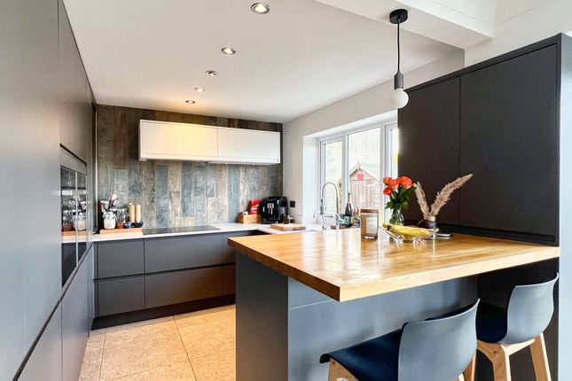 17 Highland Court, Bridgend photo 4