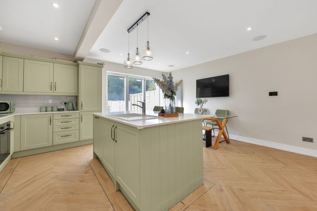 22 Buckingham Avenue, Welling photo 4
