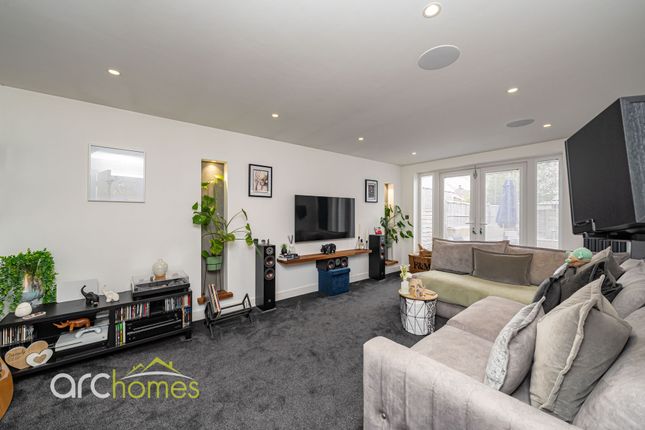 4b Hollins Road, Wigan photo 2