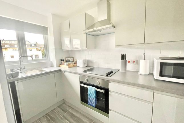 Flat to rent in Glenville Grove, London
