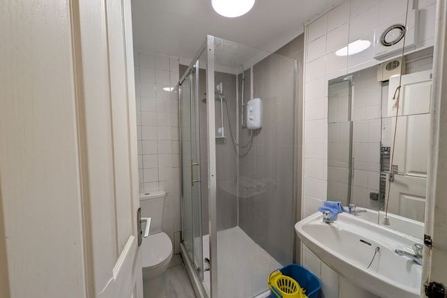 Room 5, 139 King Edwards Road, Swansea photo 4