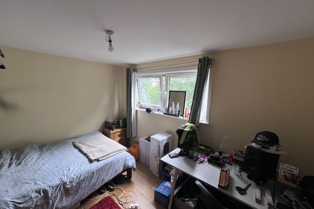 19 Russet Crescent, London photo 3