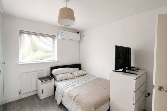 Room 6, 12, Macs Close, Reading photo 5