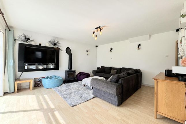 33, Quintrell Gardens, Newquay photo 2