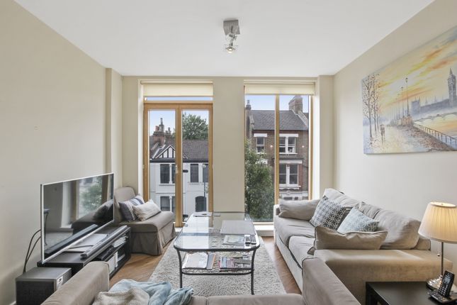 Flat to rent in Glengall Road, London