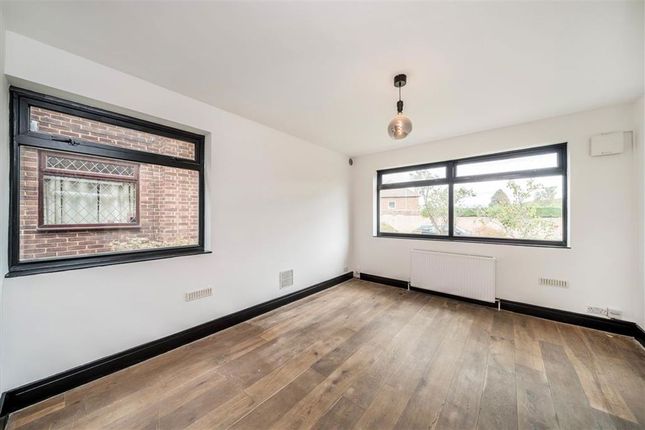 12, Bromhedge, London photo 2