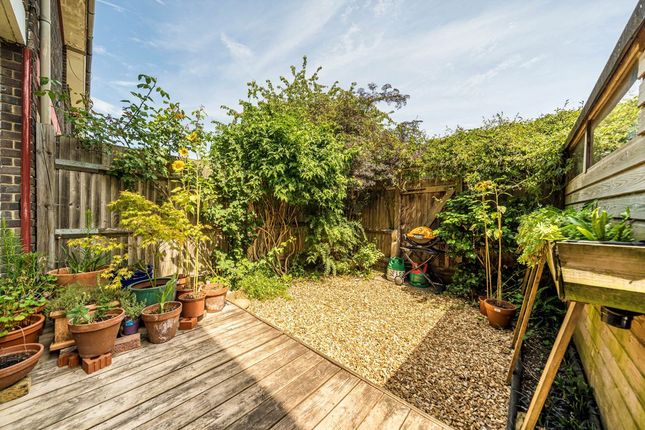27, Birch Close, London photo 4