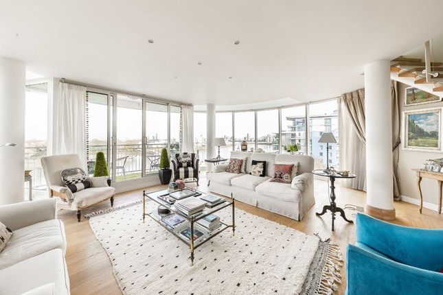 Flat for sale in Point Pleasant, London