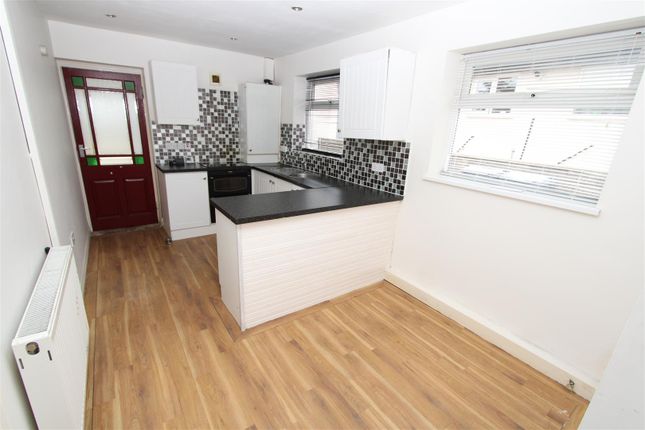 17, Kingsdale Drive, Bradford photo 5