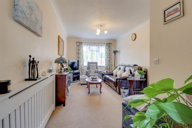 29, Pine Close, Wickford photo 4