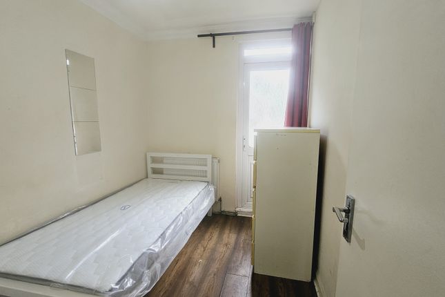 Massingham Street, London photo 3