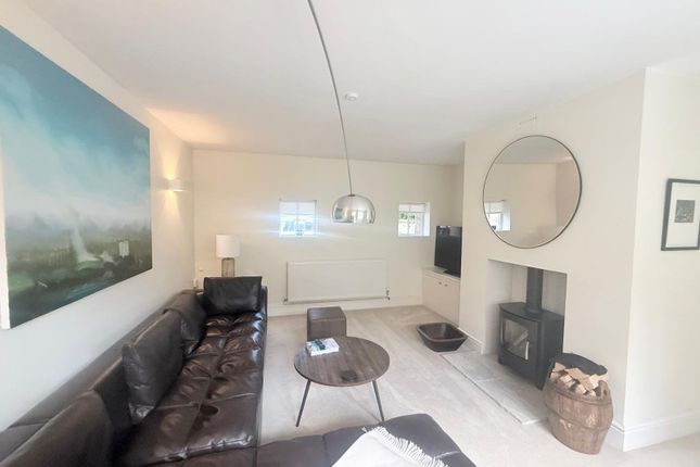 Cottage 2,, 31, Kings Road, West Yorkshire photo 2