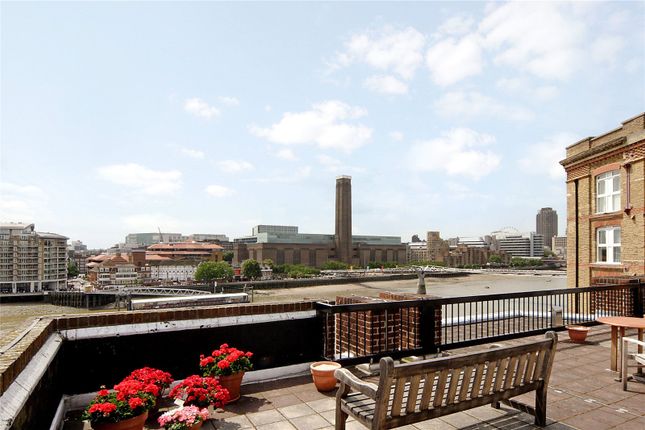 Flat for sale in Upper Thames Street, London