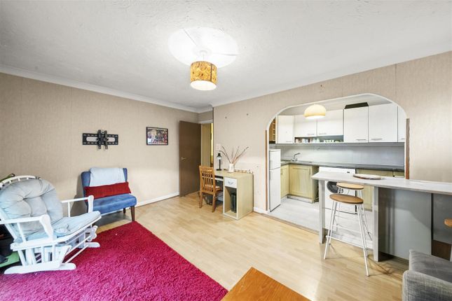 12, Robins Close, Uxbridge photo 4