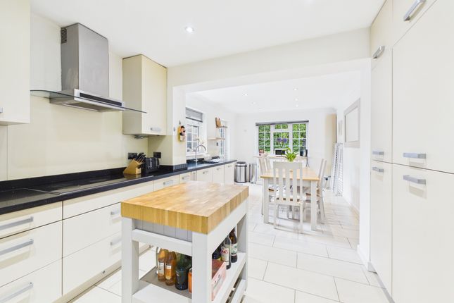 8 Dickins Way, Horsham photo 2