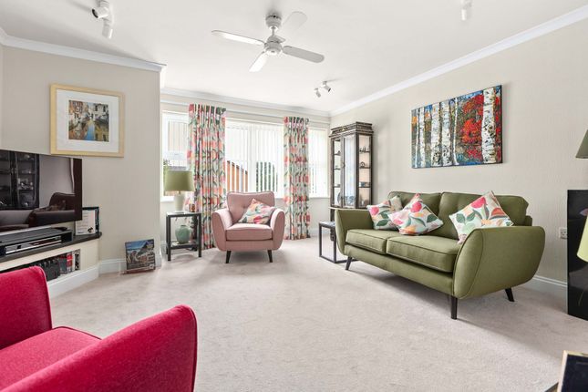 8 Coopers Court, Shefford photo 3