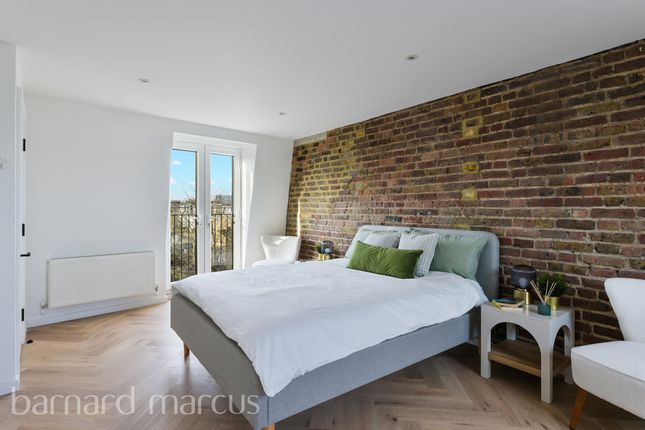 Flat 2, 38, Shepherds Bush Road, London photo 3