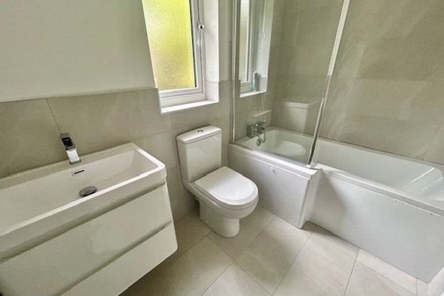21 Kenworthy Lane, Manchester photo 4