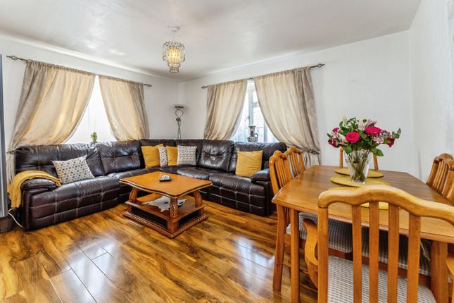 44, Fernside Avenue, London photo 4