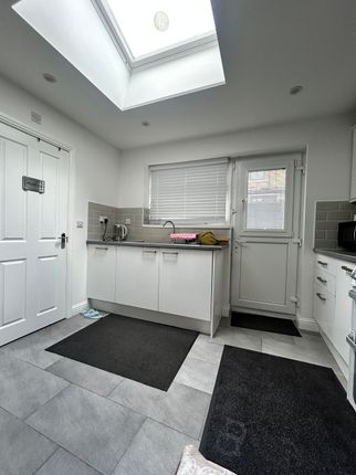 28 Carlisle Terrace, Bradford photo 3